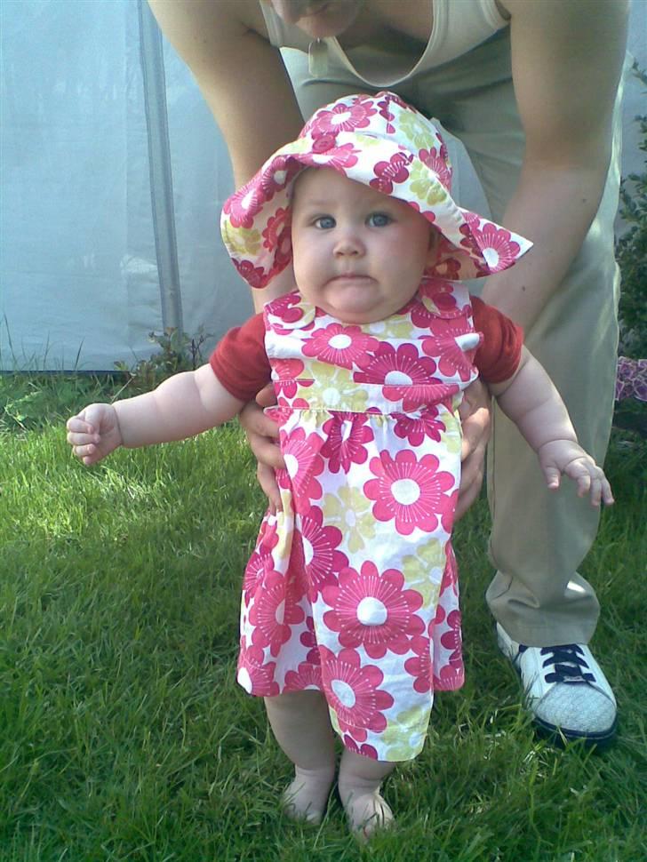 Pige Emily - HOV.. der er noget der kilder mine fødder billede 2