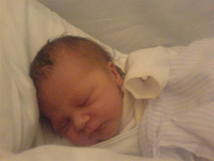 Pige Emily - her er jeg så et par timer gammel..  billede 5