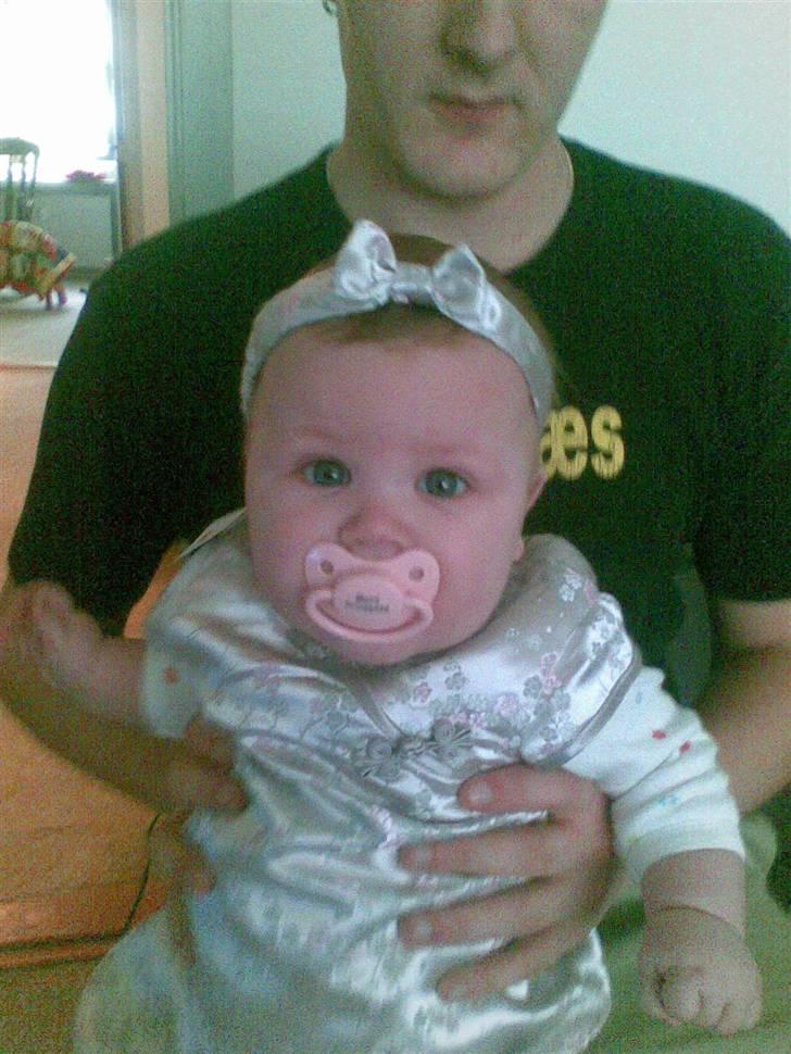 Pige Emily - Det var så det tøj jeg havde på efter min barnedåb..  billede 6