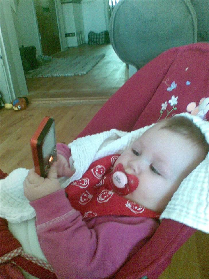 Pige Emily - Jeg har ikke tid nu mor.. jeg er lige igang med mobilen.. billede 7