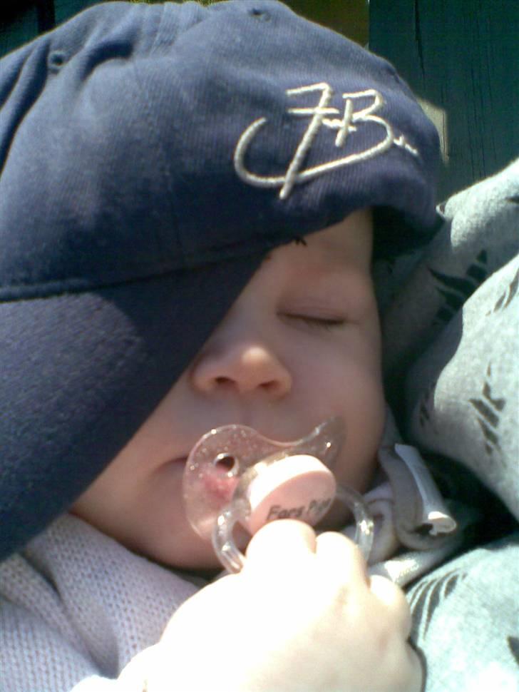 Pige Emily - ude i det gode sommervejr, solen er lidt for skrap til mig så jeg låner fars hat.. billede 8