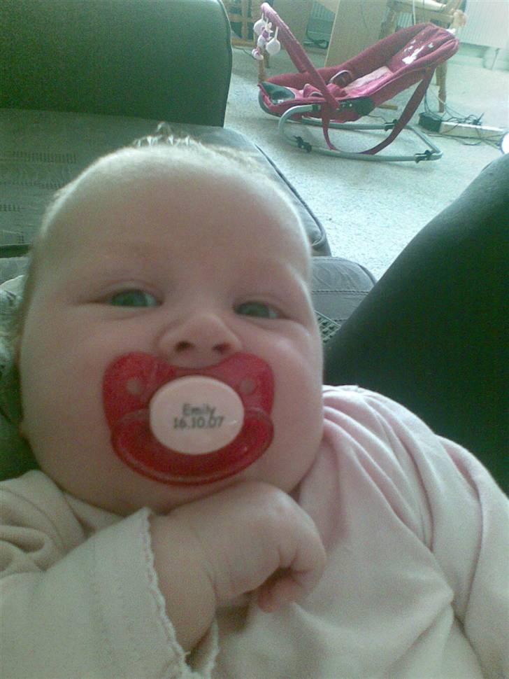 Pige Emily - stop stop.. skal lige ha dækket mine dobbelthager billede 10