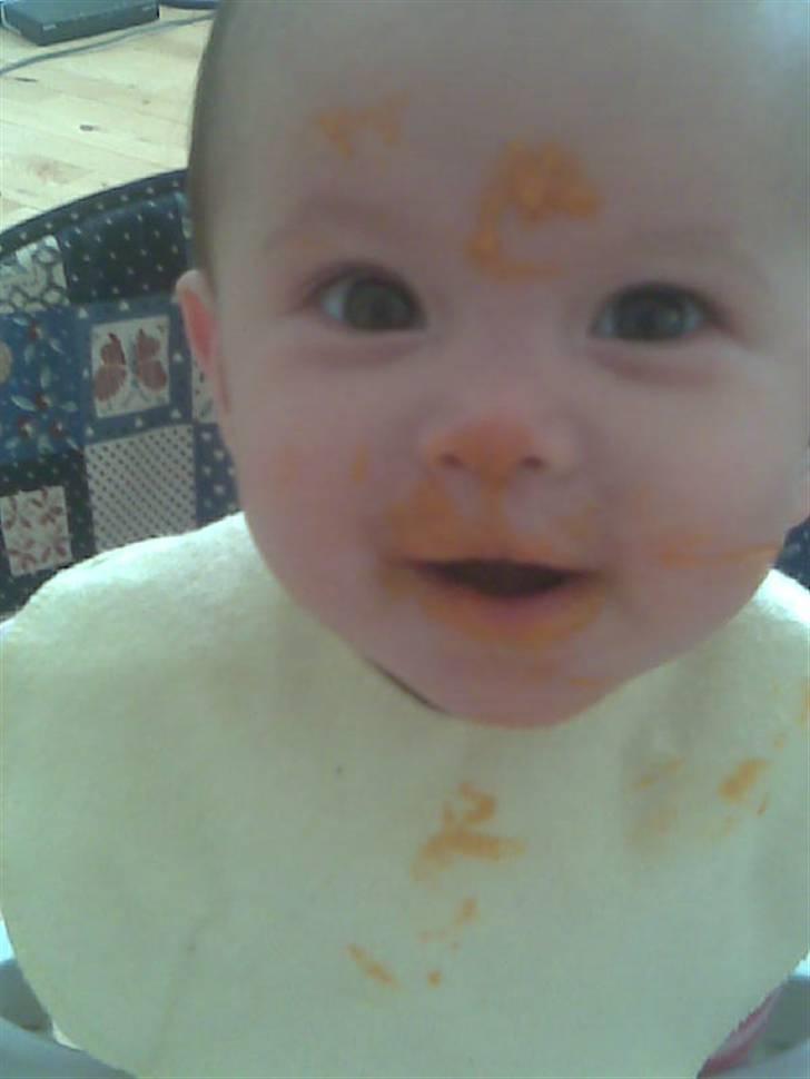 Pige Angelina - Angelina leger med maden <3 billede 8