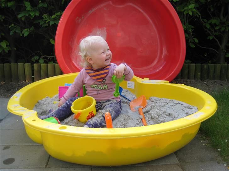 Pige Lara - Idag (d. 15. maj) i haven - 2min efter dette var taget - havde hun fyldt fuglebadet med sand - nå ja, sandbad :) billede 13