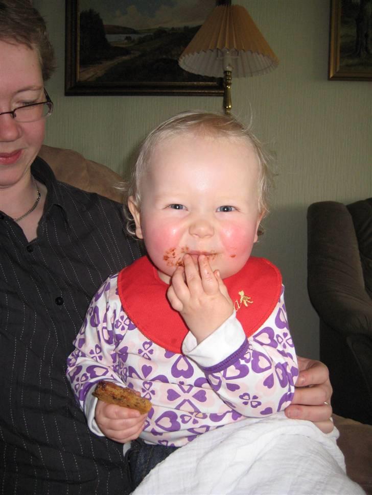 Pige Lara - Mors fødselsdag, og chokolade cookies er yum scrum billede 17