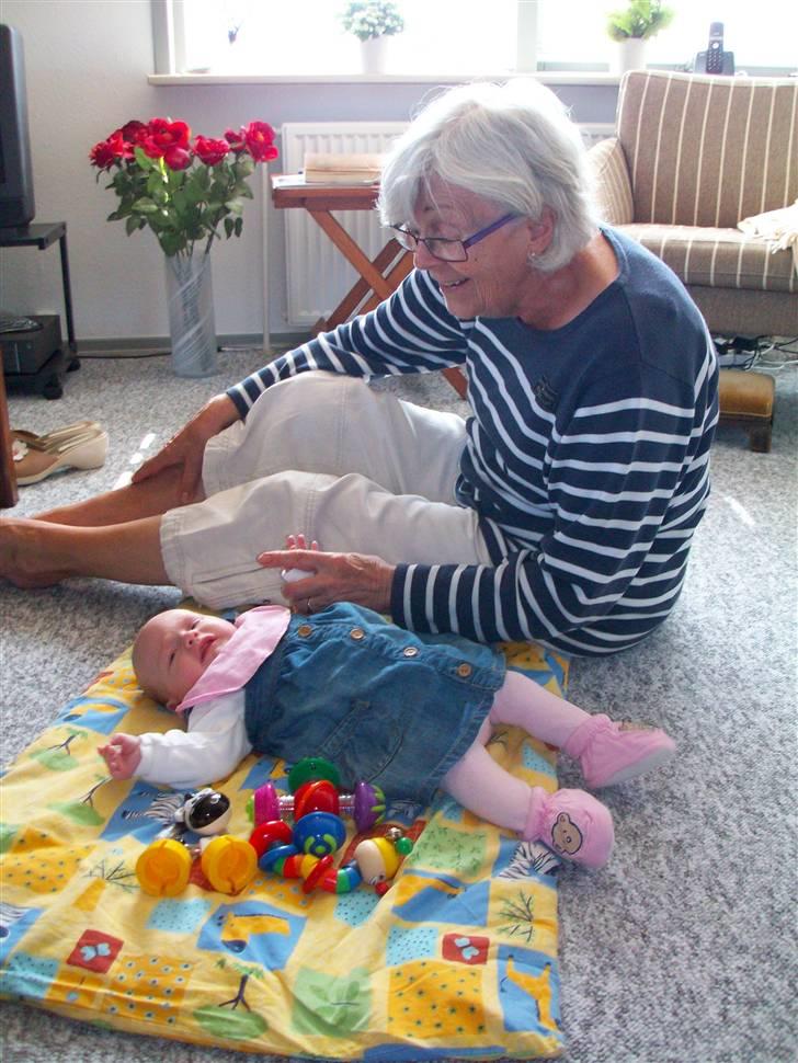Pige Freya Elly Thorgaard - Var nede ved oldemor en hel eftermiddag for at lege med hende på gulvet billede 12