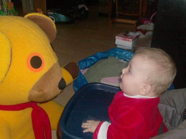 Pige Anna Elisabeth G - Anna har en seriøs samtale med bamse billede 9