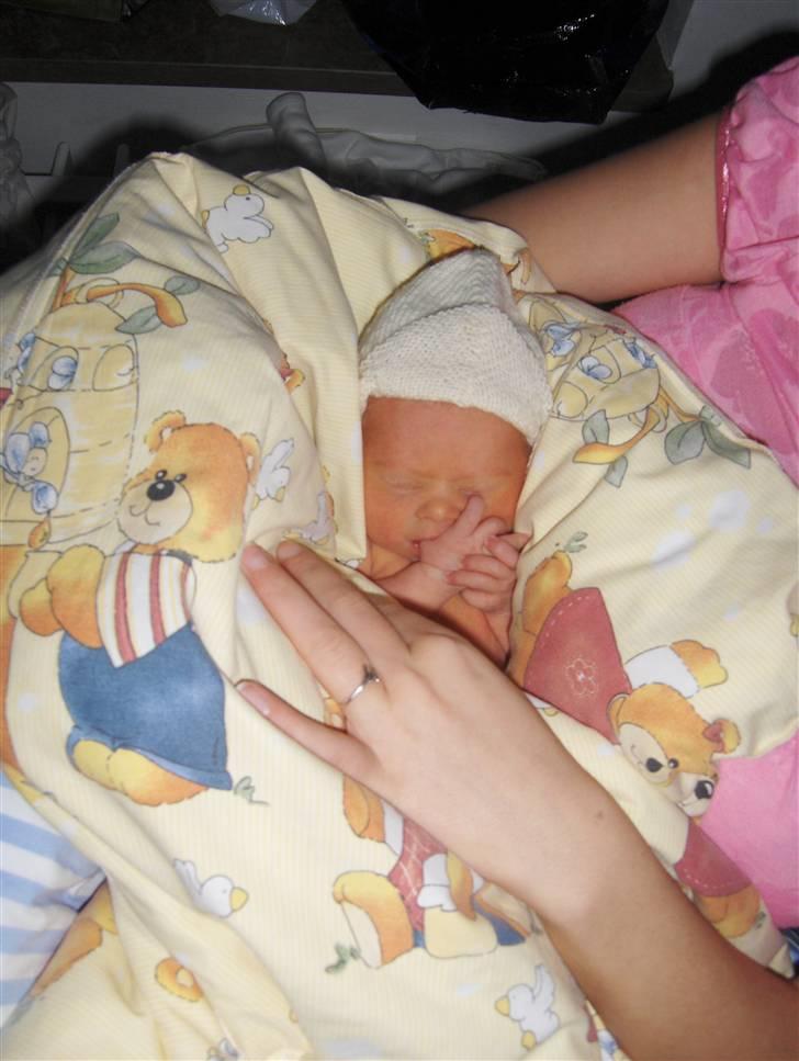 Pige Milika - Første gang lille Milika suttede på tommelfinger:-) billede 6