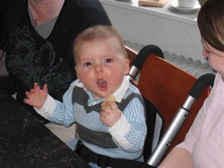 Dreng Lucas Munk Kristensen - Spiser brunch med mor og far. billede 3