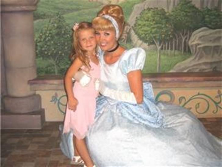 Pige Makayla - Hende og Askepot.. (3 år) billede 2