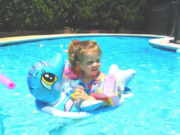 Pige Makayla - Makayla i poolen for første gang (2 og et halv) billede 4