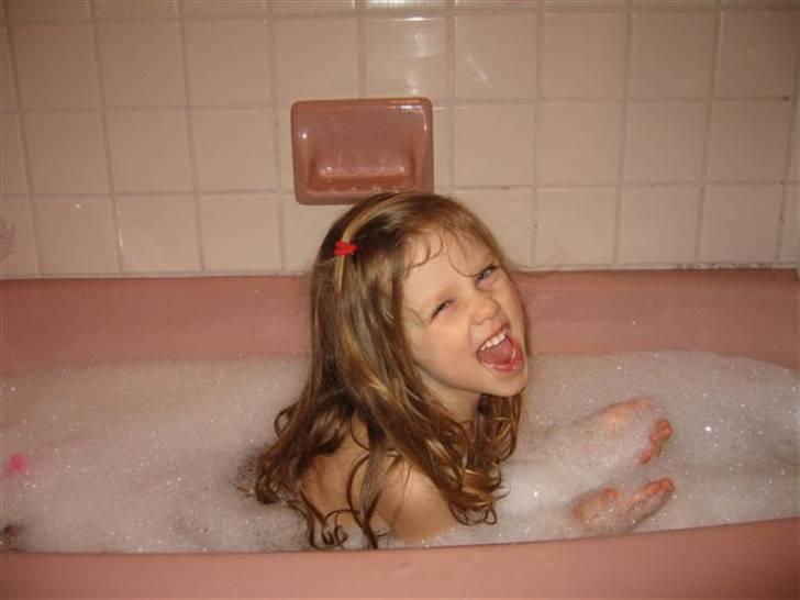 Pige Makayla - I bad. 4 år billede 5