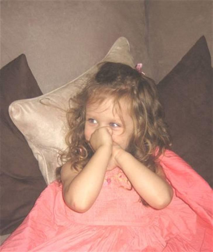 Pige Makayla - Rigtig dejligt billede hvor hun er så glad (2 år) billede 15