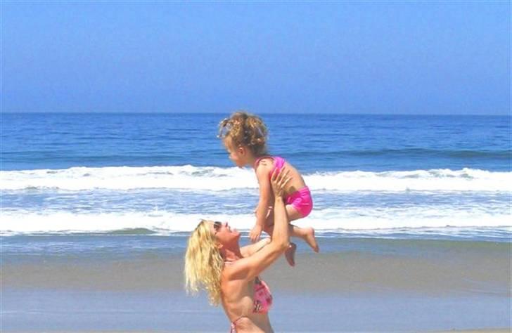 Pige Makayla - På strnden (2 år) billede 20