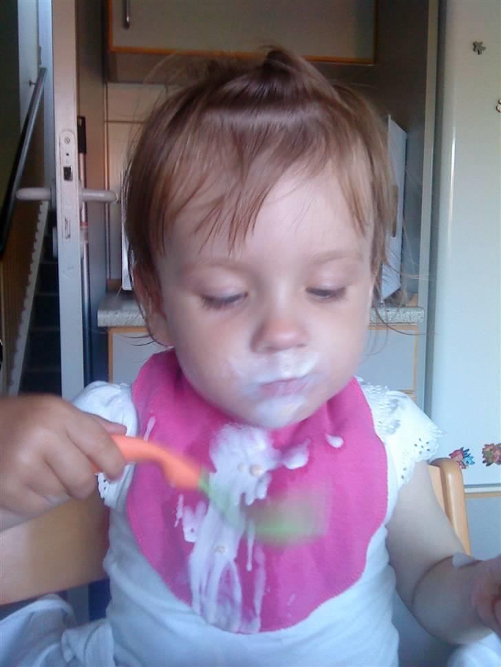 Pige Micha - mums. yoghurt med knaser :-)  billede 10