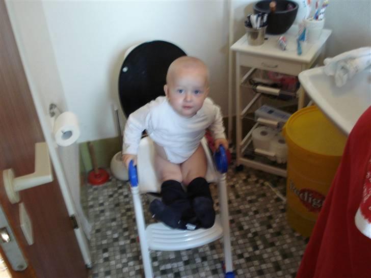 Dreng Storbror Simon - jeg vil selv gå på toilettet nu ... billede 2