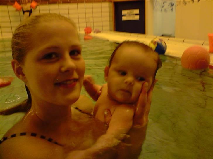 Pige Emilie - Mor og Mille i svømmehallen :D billede 2