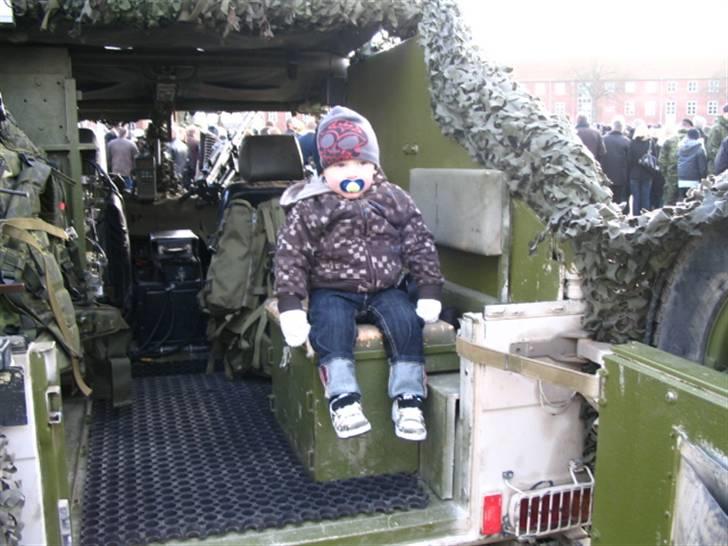 Dreng Marcus - så vi ovre og besøge papfar i militæret :D billede 1