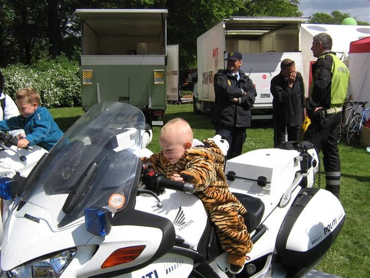 Dreng Marcus - så løven ude at køre politi motorcykel :) billede 6