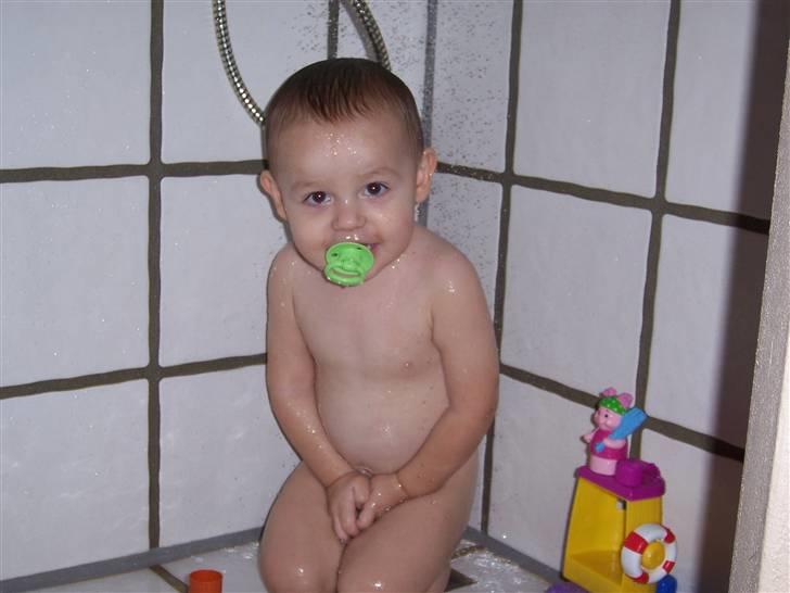 Dreng nicolay - åh det er dejligt at være i bad billede 6