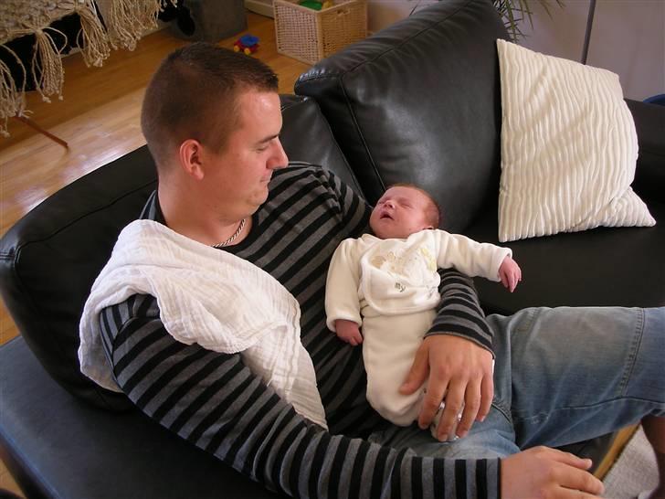 Pige Emma Elfving Hansen - Total afslapning hos far! billede 5
