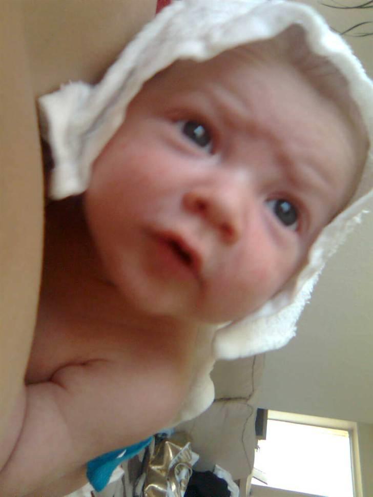 Dreng Tobias - Det var meget varmt den dag, så jeg blev lige kølet ned med en vaskeklud :P billede 9