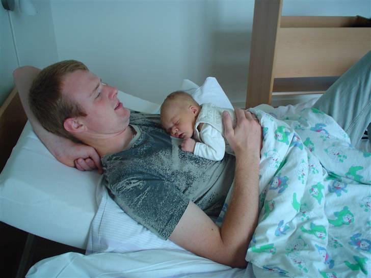 Dreng Tobias - Far og søn hygger på patienthotellet billede 5
