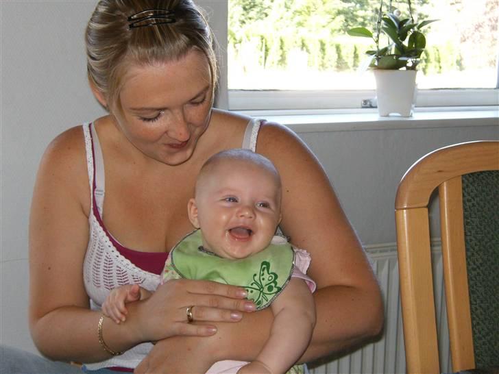 Pige josefine - far siger sjove lyde billede 2