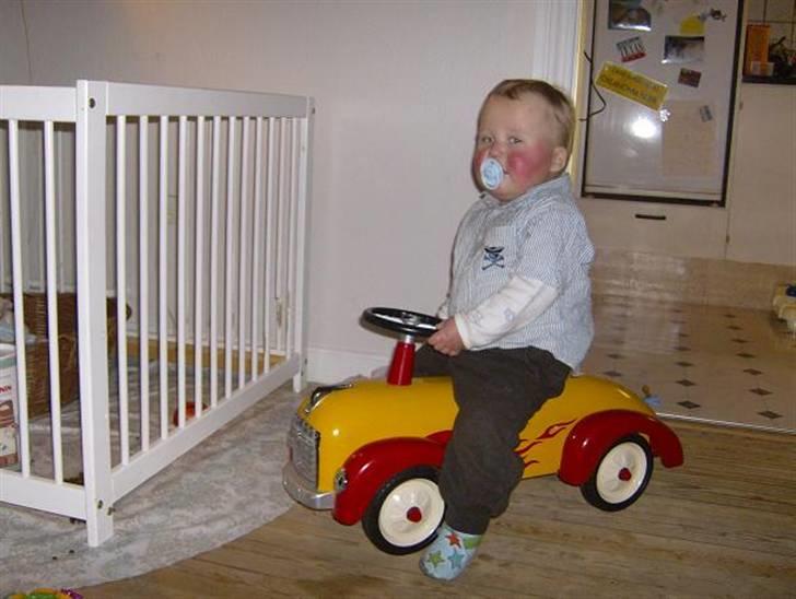 Dreng Anton Louis A. L. - Anton kører på sin Hot Rod på vej ind i hvalpe gården. billede 16