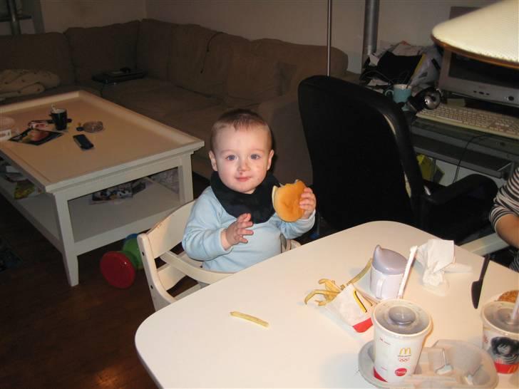 Dreng Oliver - Min første burger.! MUMS ! billede 10