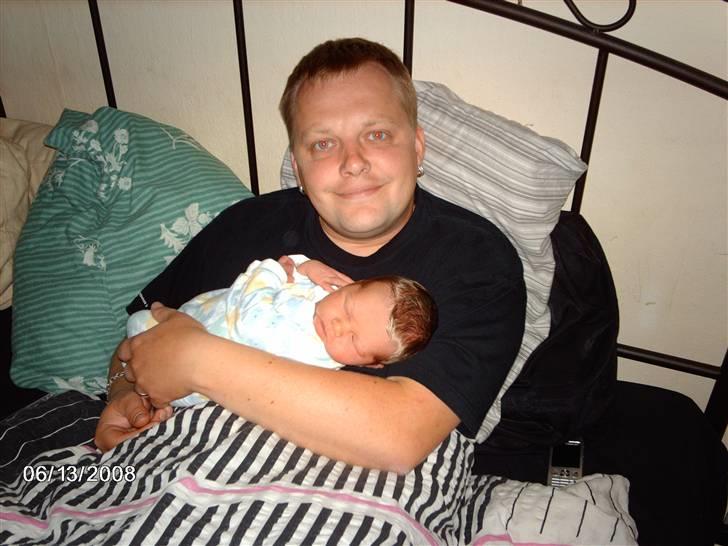 Dreng Phillip N Frohwirth - Far og lille snøvs hygger i sengen billede 2