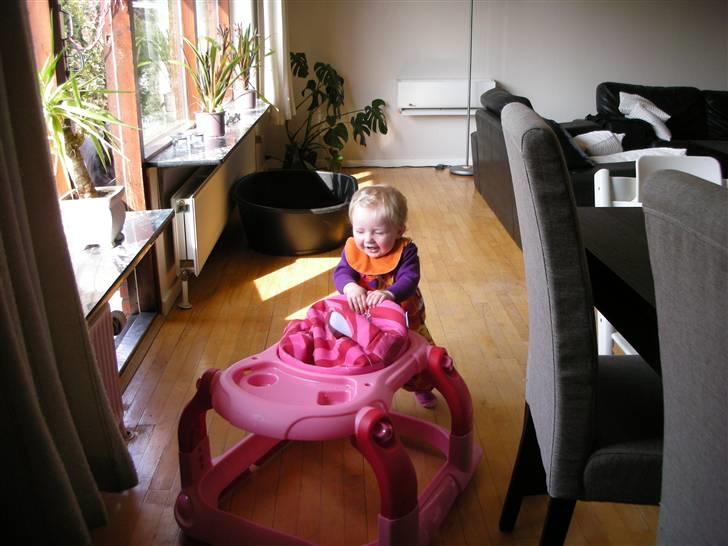 Pige Emma Elfving Hansen - Næsten det første rigtige smil:-) billede 8