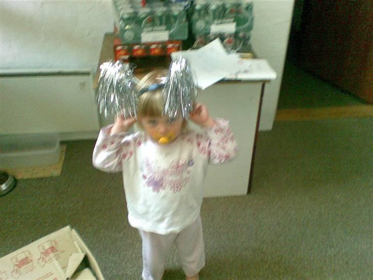 Pige Ditte Fuglsang Larsen - Ditte fjoller med hårbøjle med sølv glimmer på... billede 4