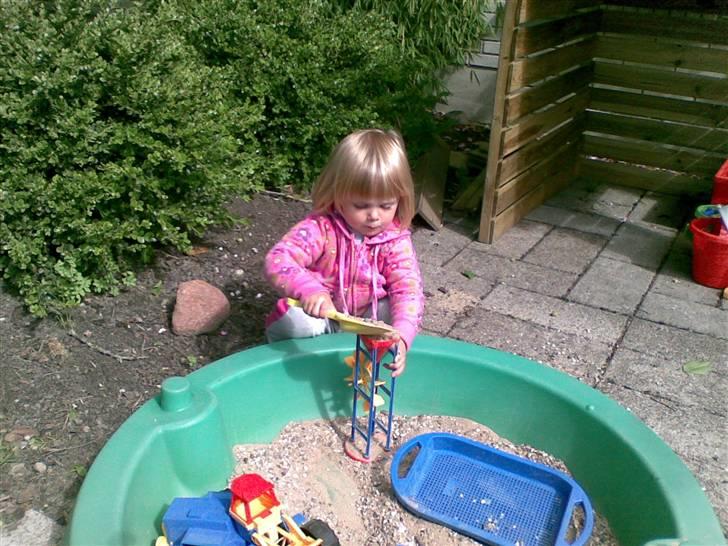 Pige Ditte Fuglsang Larsen - Ditte har fået sandkasse og EN MASSE legesager til den, hehe billede 5