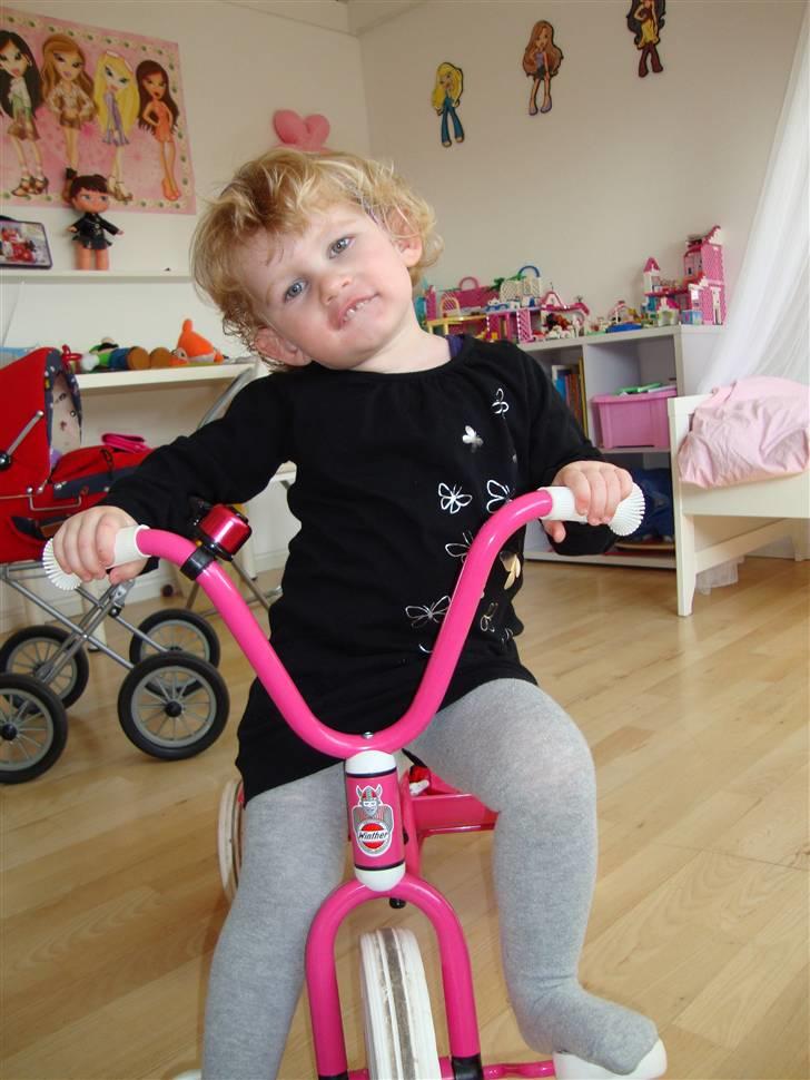 Pige Sophia - elsker at ligge og kigge billede 5