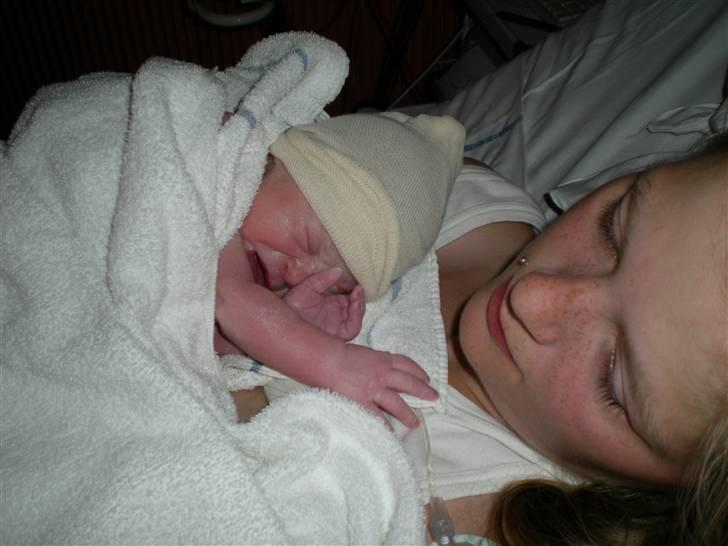 Pige Emilie - Lige kommet ud ! :D billede 8