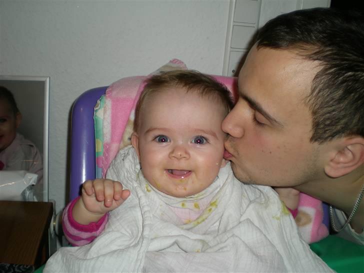 Pige Emilie - Ejj, Far kysser :) billede 10