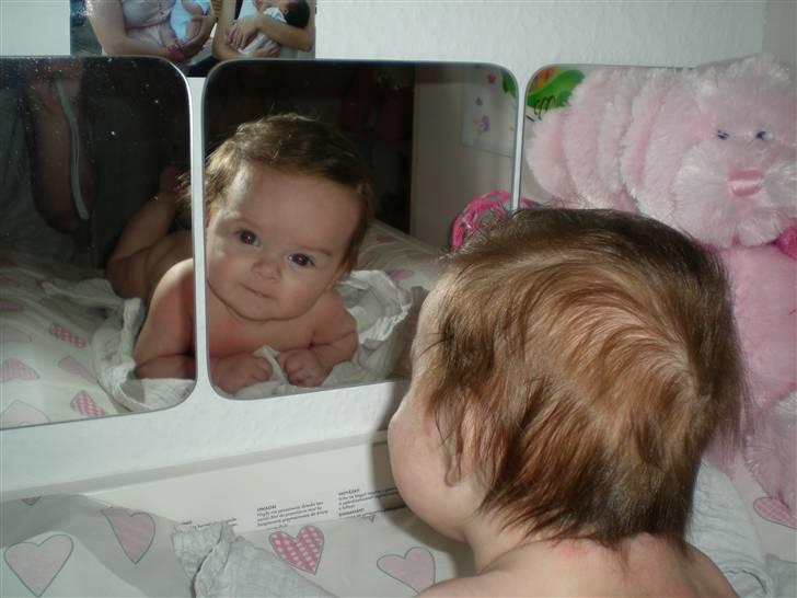 Pige Emilie - Emilie smiler til sig selv i spejlet :) billede 15