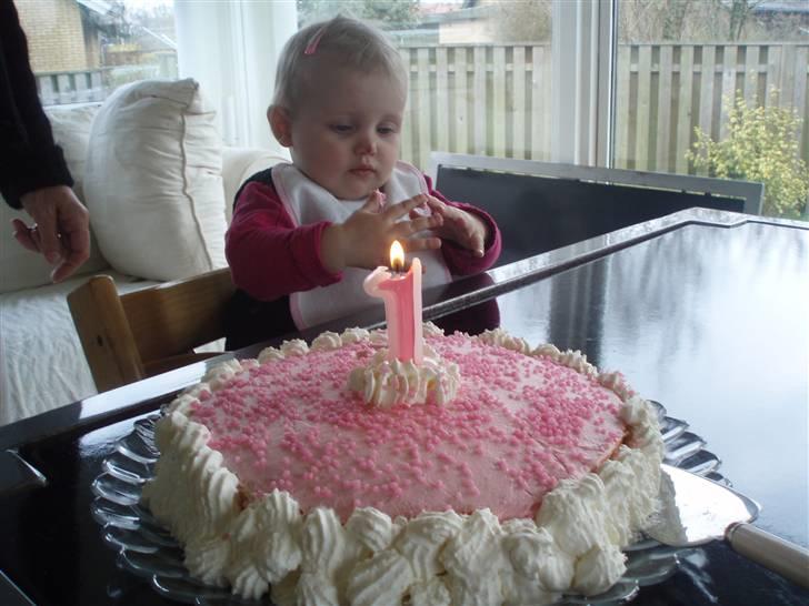 Pige Milia Marie Karlsen - 1års fødselsdag og første lagkage.. billede 9