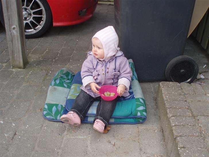 Pige Milia Marie Karlsen - ingen tvivl om at man er en prinsesse ud til tå spidserne... men når far ordner bil der vi fint med og hugger os med vindruer.. billede 10