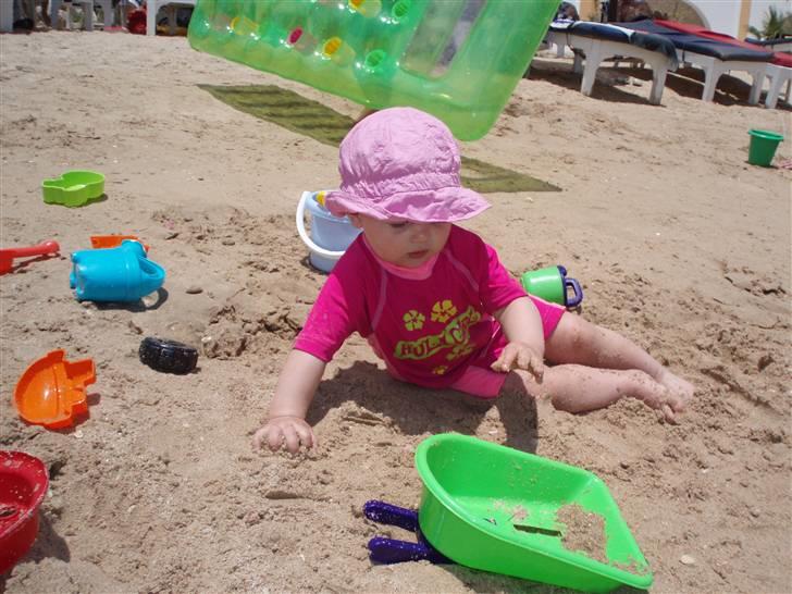 Pige Milia Marie Karlsen - en uges ferie i egypten.. der gik mange timer med at lege i sand. billede 15