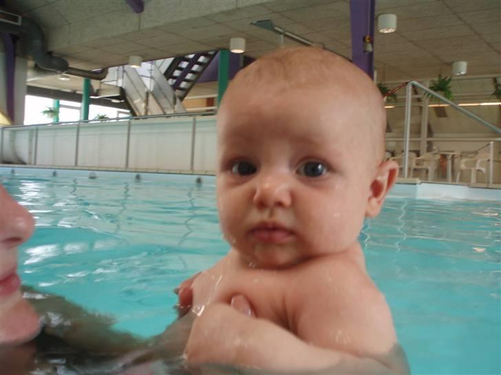 Pige Milia Marie Karlsen - Elsker at bade, både derhjemme og i svømmehallen. er i svømmehallen en gang i ugen.. næsten uden undtagelser. billede 19