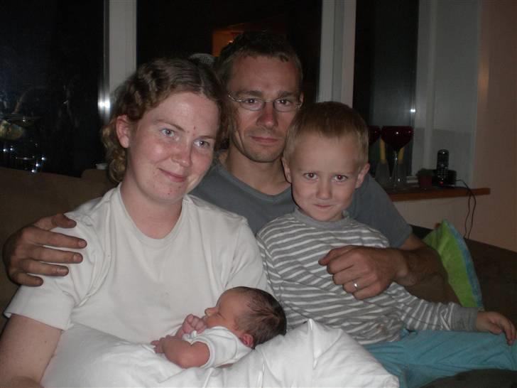 Pige Madeleine  - Mor, Far, Mathias og lille Madeleine billede 2