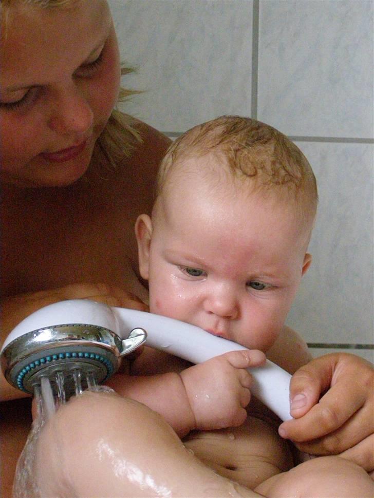 Dreng Anton - med mathilde i brusebad - den bruser må undersøges grundigt..... billede 11