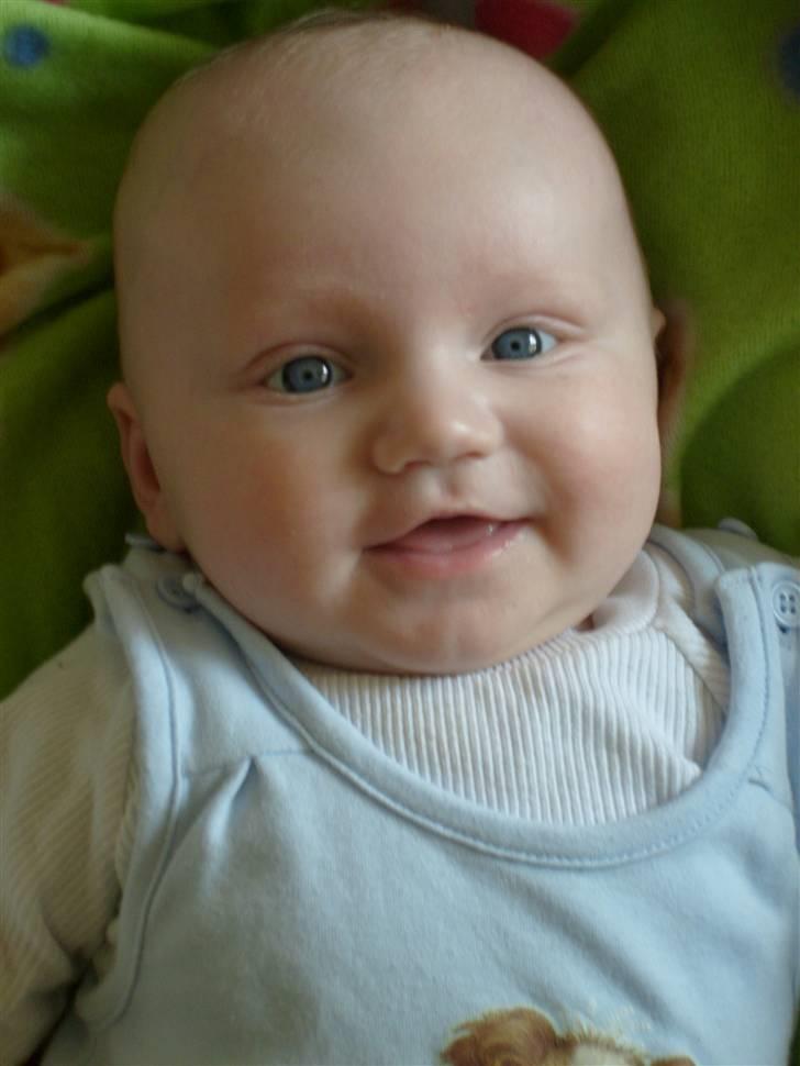Dreng Emil - smiler bare billede 1