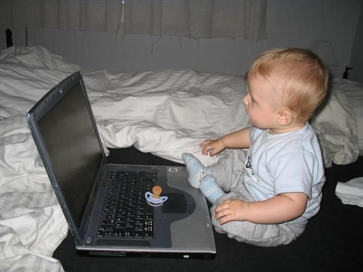 Dreng Sebastian - Man skal jo starte tidligt ved computeren :-) billede 6
