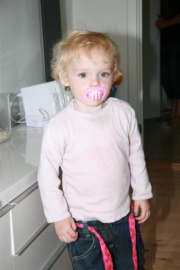 Pige Victoria Bramm Jacobsen - 2 års Fødselsdag hos far :) billede 6