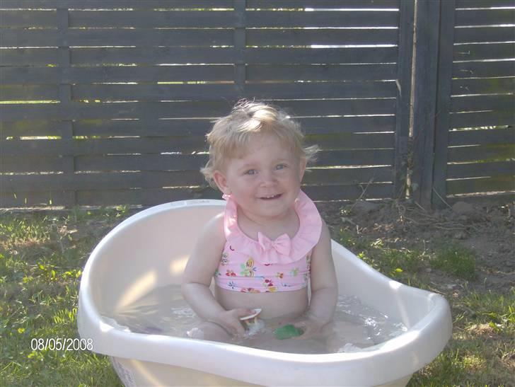 Pige Linea - her er hun så i badekaret ude i haven billede 12