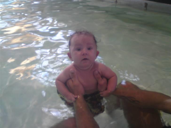 Dreng Nicklas - første gang i svømmehal billede 13