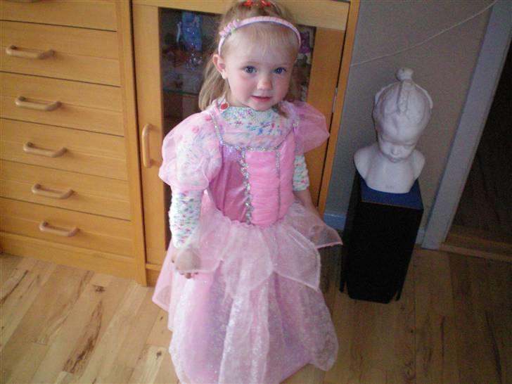 Pige Julie - Julie som helt selv har taget prinsessekjole på billede 5